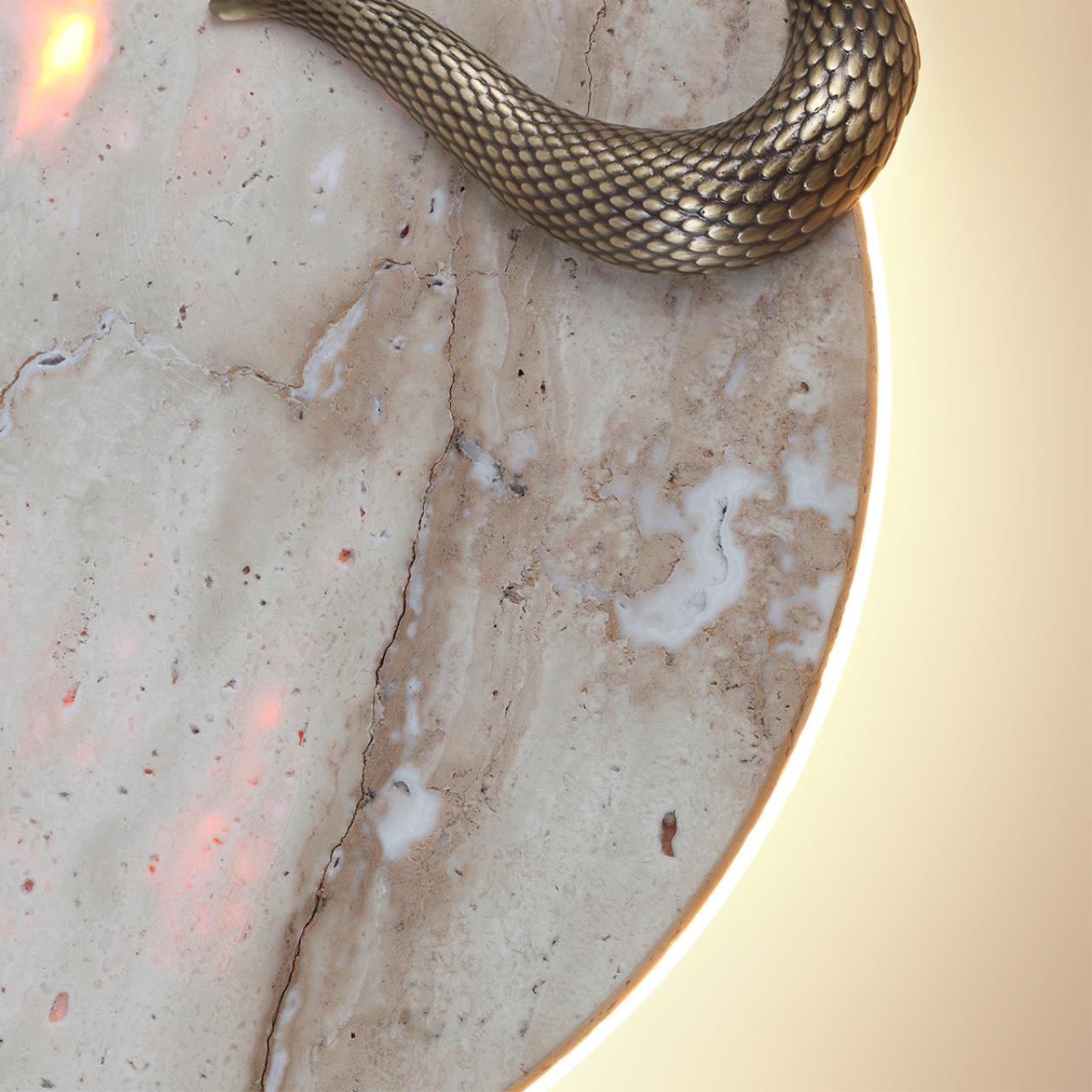 Настенный светильник из камня травертина со змеёй из латуни Odeon Light  SNAKE 7033/10WL