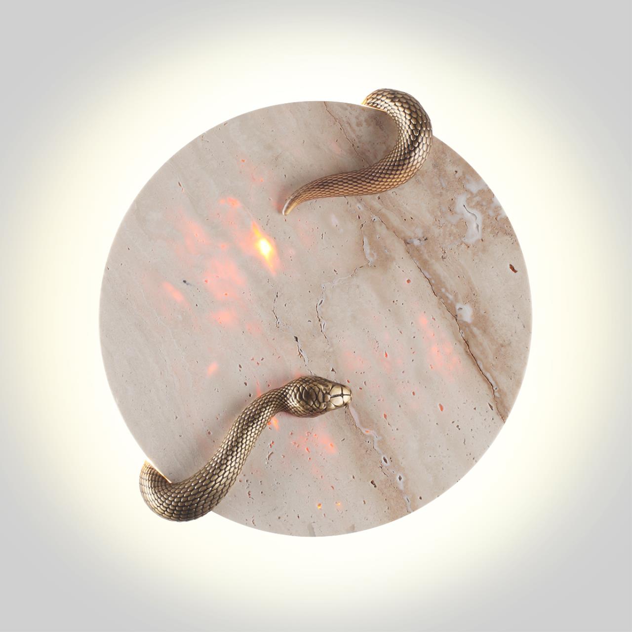Настенный светильник из камня травертина со змеёй из латуни Odeon Light  SNAKE 7033/10WL